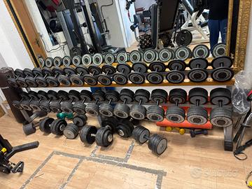 Technogym Manubri 4–32 kg + Rastrelliera