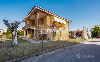 Appartamento piano terra con giardino ed accessori