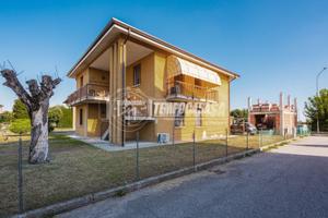 Appartamento piano terra con giardino ed accessori