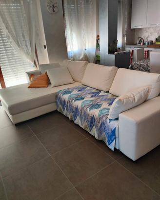 Divano ecopelle bianco