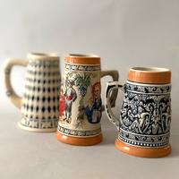 Tre boccali da birra ceramica decorato in rilievo