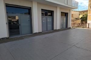 Locale Commerciale con tre vetrine e parcheggio
