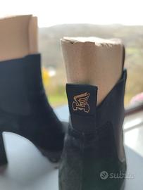 Stivali Hogan in camoscio .