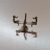 gioco in metallo raffigurante due bimbi 