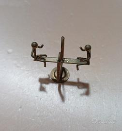 gioco in metallo raffigurante due bimbi 