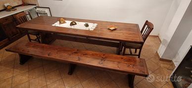 Tavolo in legno con panche e sedie