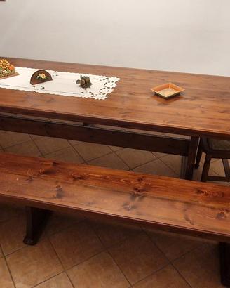 Tavolo in legno con panche e sedie