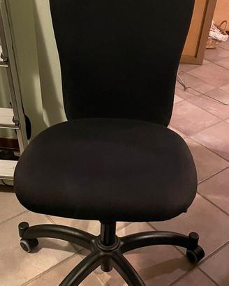 poltrona ergonomica con ruote per ufficio