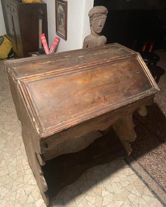 Antico scrittoio a ribalta decorato