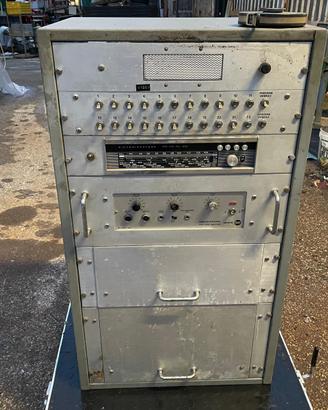 Mobile musicale rack con amplificatore RCF