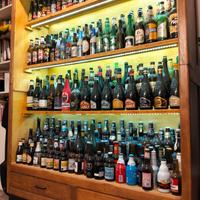 bacheca con 350 tipi diverse di birre