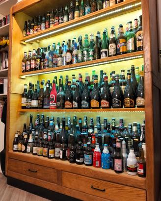 bacheca con 350 tipi diverse di birre