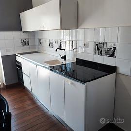 Cucina lineare completa di elettrodomestici 