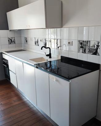 Cucina lineare completa di elettrodomestici 