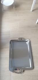 Vassoio in acciaio nuovo