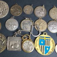 Lotto di 17 medaglie sportive da collezione