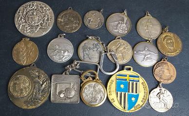 Lotto di 17 medaglie sportive da collezione