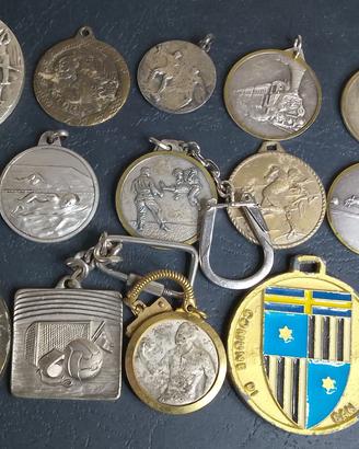 Lotto di 17 medaglie sportive da collezione