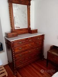 Cassettiera antica in legno con specchiera