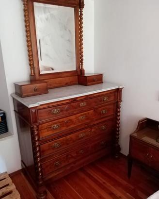 Cassettiera antica in legno con specchiera