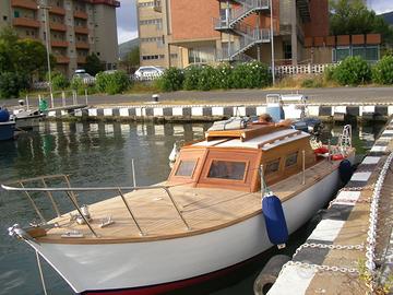 Barca in legno a motore.