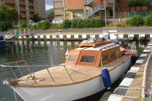 Barca in legno a motore.