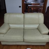 divano in pelle bianco