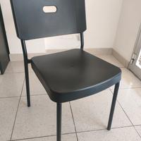 Sedia moderna in plastica rigida