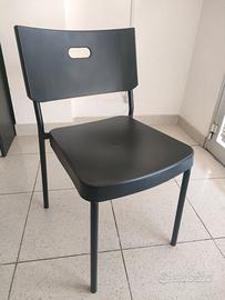 Sedia moderna in plastica rigida