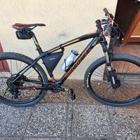 Montainbike 27,5 in carnonio.