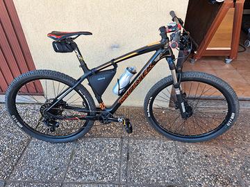 Montainbike 27,5 in carnonio.