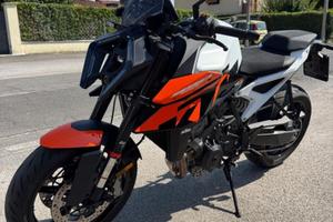 KTM 990 Duke 2026 pari al nuovo