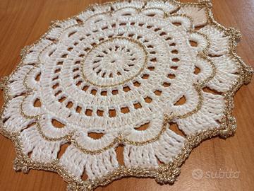 centrino rotondo rosso all' uncinetto Natale 