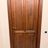 Porte di pregio con maniglie e controcasse