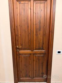 Porte di pregio con maniglie e controcasse