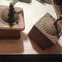 due macina macinino per caffè antico vintage 