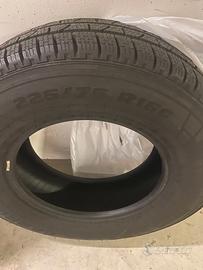 4 gomme Pirelli modello Winter Carrier 225 75 r16