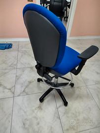Sedia  con poggiapiedi, tessuto blu