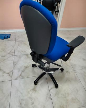 Sedia  con poggiapiedi, tessuto blu