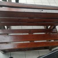 Tavoli e panche in legno