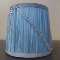 Paralumi azzurro in tessuto plissettato