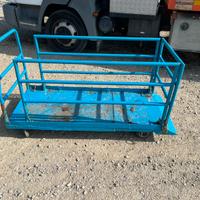 Carrello con ruote e cancelli apribili