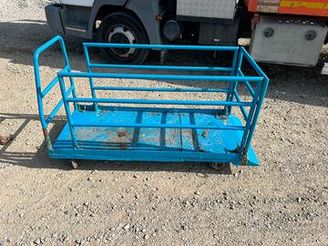 Carrello con ruote e cancelli apribili