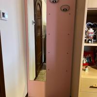 Specchio e appendi abiti da muro