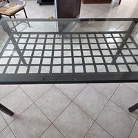 Tavolo moderno in vetro temperato e metallo