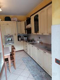 Cucina completa con piano in quarzo