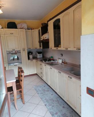 Cucina completa con piano in quarzo