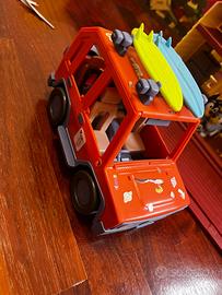 Macchina e casa di blue con personaggi