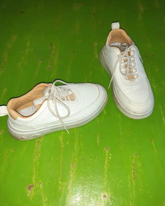 varie scarpe nuove e usate 