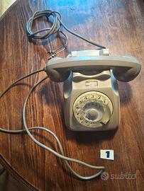 Telefono grigio a disco